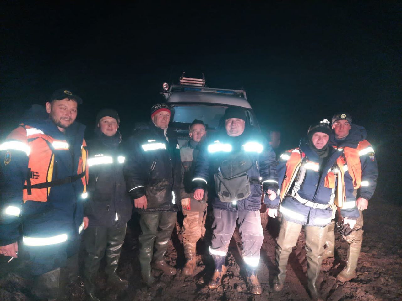 В Саратовской области спасатели из подтопленного вагончика эвакуировали вахтовиков