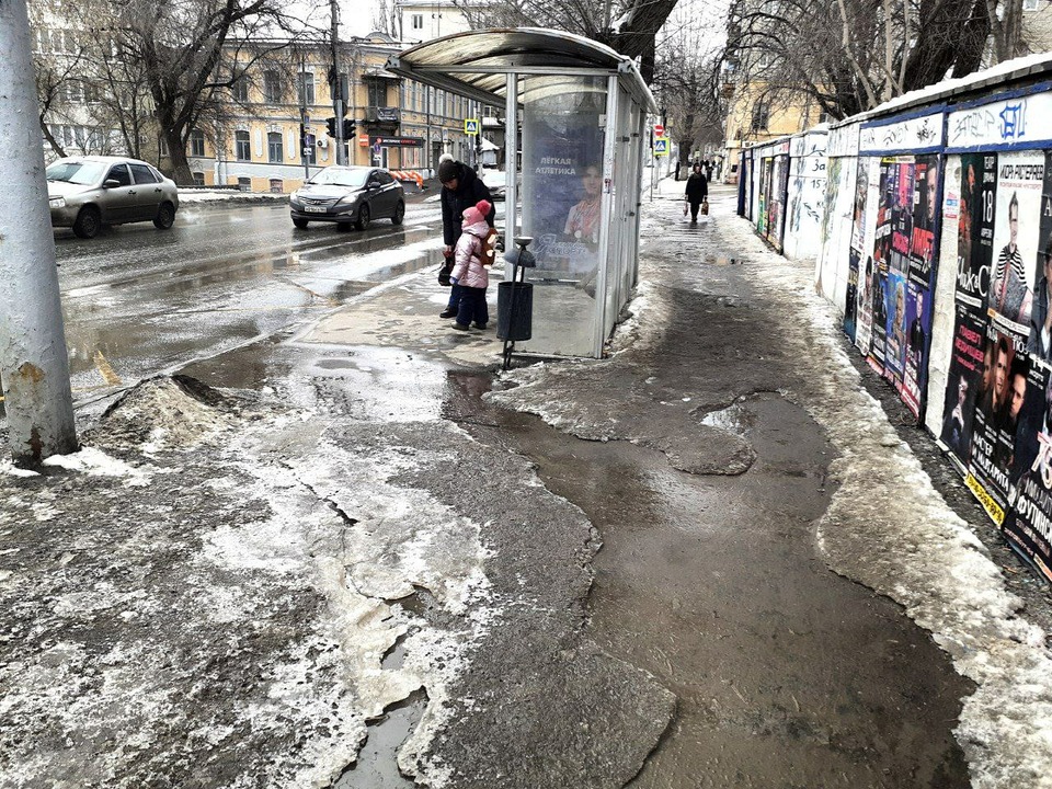 «Дерьмо по всему городу, везде грязь!»: саратовцы возмущены состоянием тротуаров и бульваров