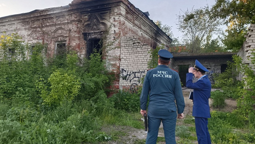 В Саратовской области второй день горит старинный особняк
