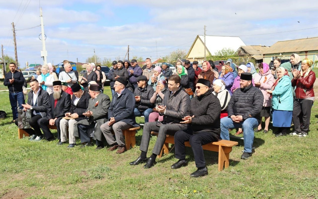 Памятник Герою Петровский район ещё 