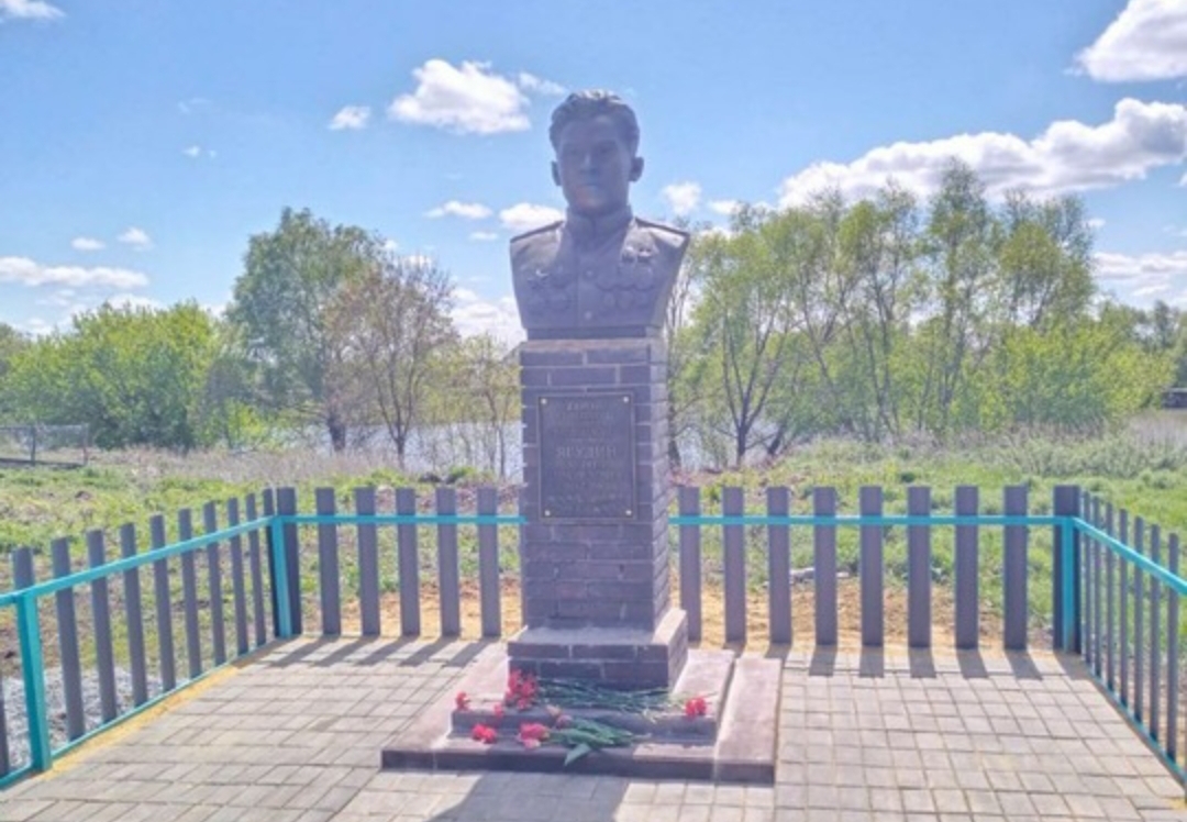 Памятник Герою Петровский район 