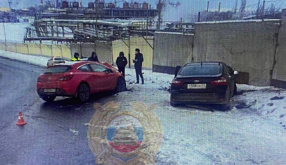 В Саратове возвращавшаяся с кладбища семья попала в больницу после ДТП