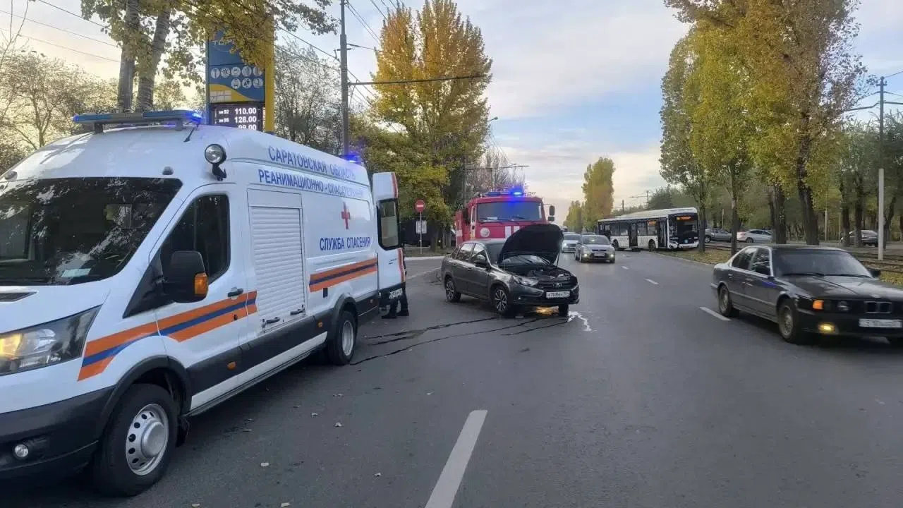 В Саратове автобус № 18А столкнулся с «Ладой»: есть пострадавшие
