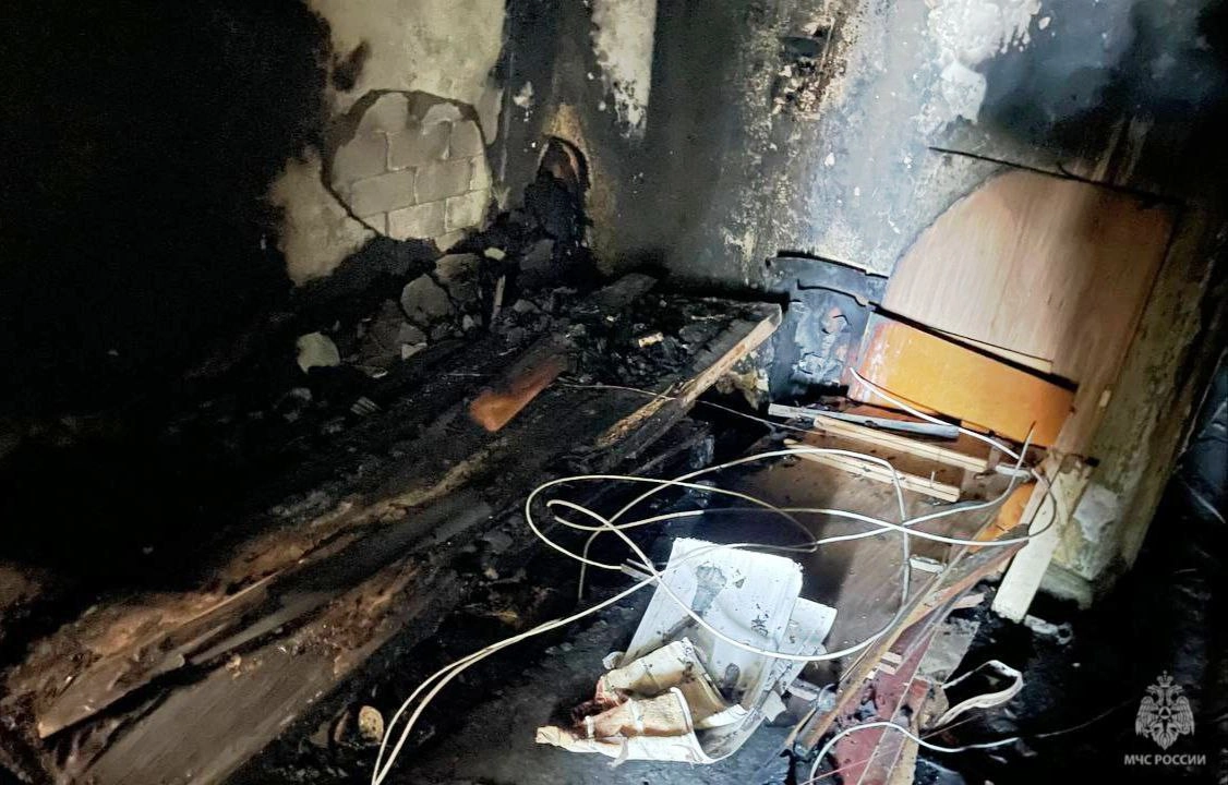 В Балаково пожарные эвакуировали 6 жильцов с верхнего этажа горящей девятиэтажки
