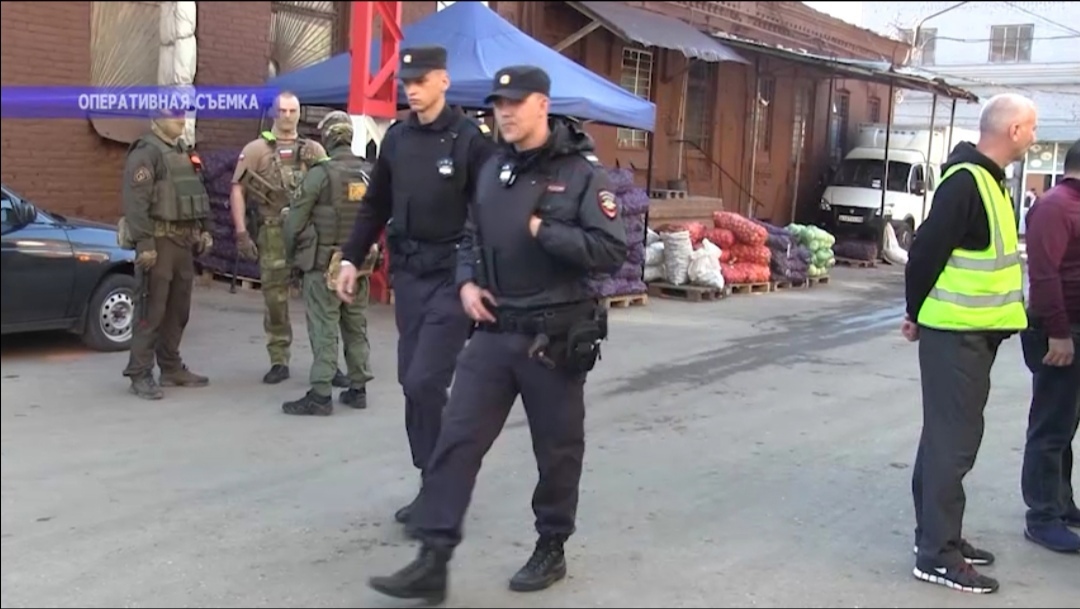 На саратовском рынке "Привоз" выявили нелегалов и раздали повестки в военкомат