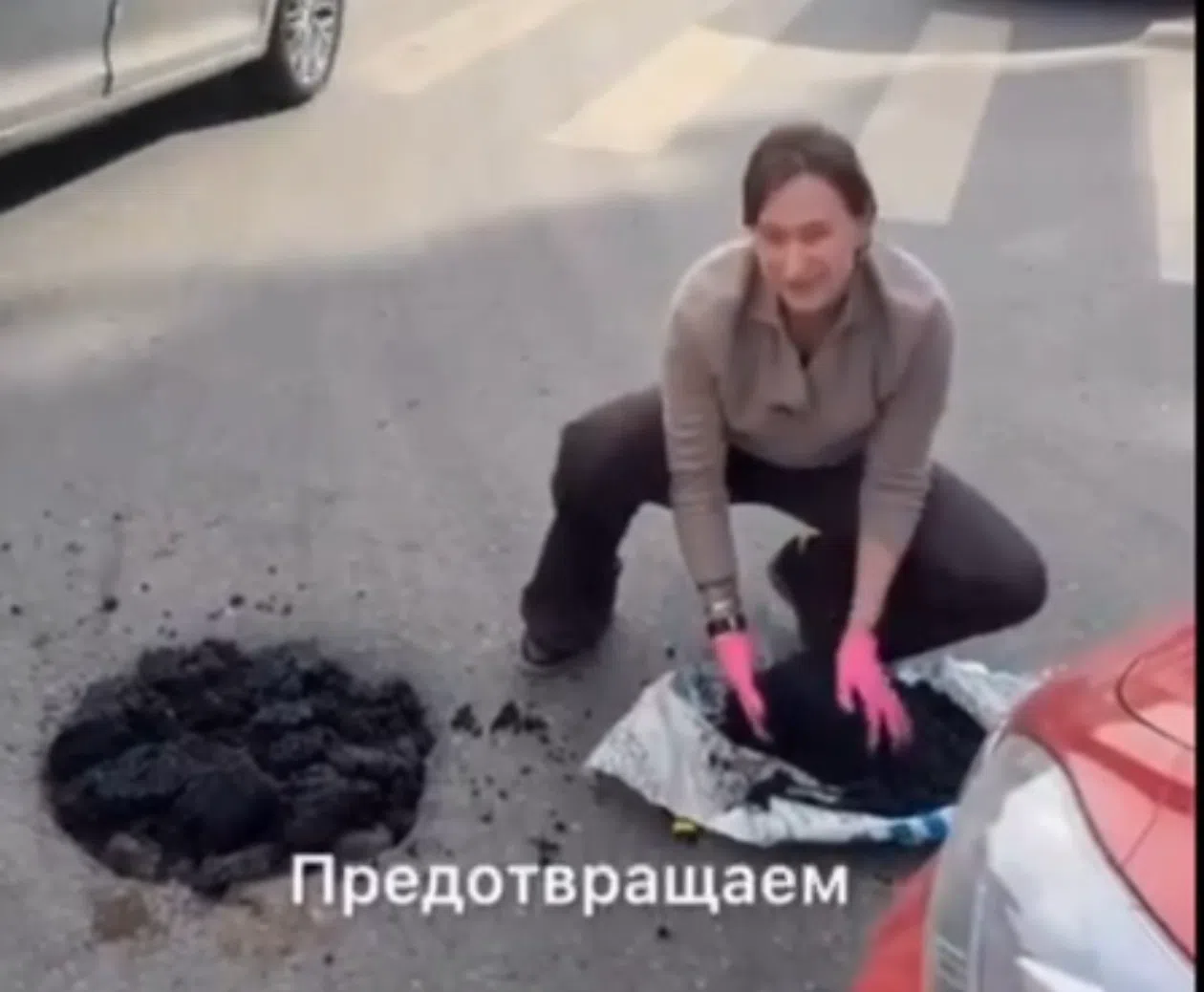 Жительница собственноручно произвела ямочный ремонт в центре Саратова