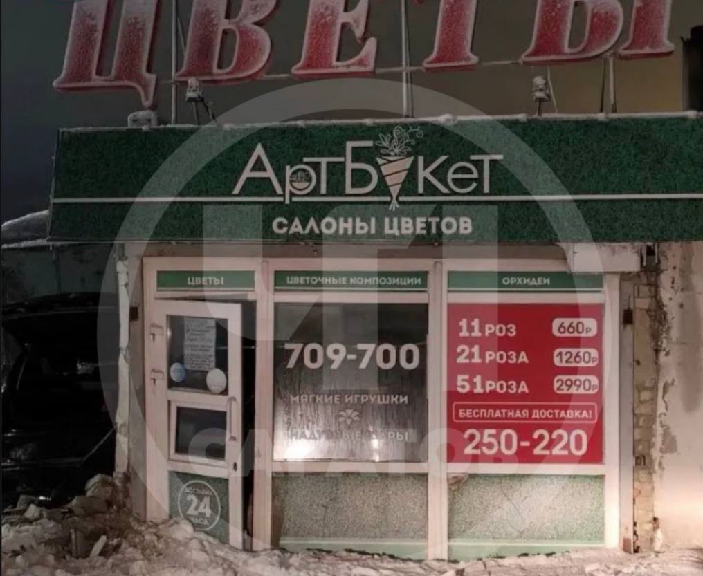 В Саратове ночью BMW протаранил цветочный магазин