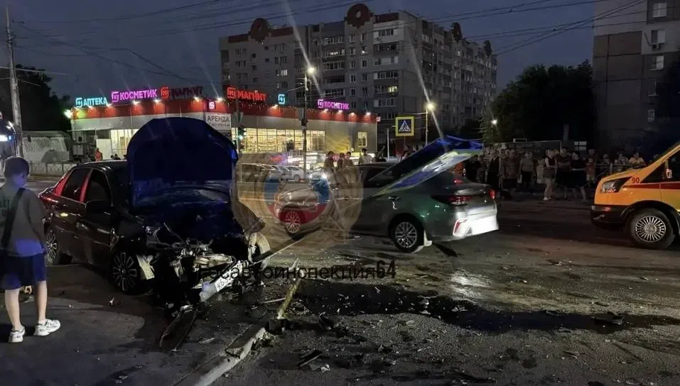 В Саратове в ночном ДТП пострадали четыре человека