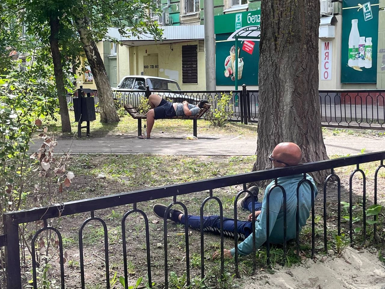 В Заводском районе Саратова обнаружили сквер-распивочную