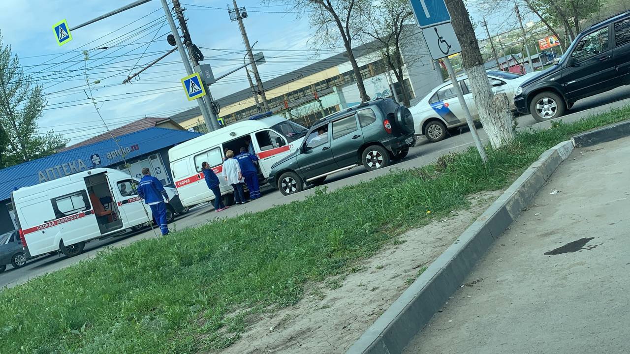 В Саратове легковушка влетела под грузовик: пострадали женщина и дети
