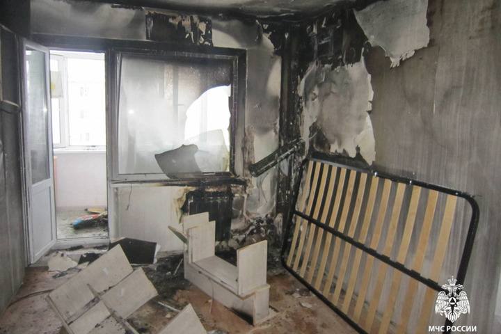 В Энгельсе из-за новогодней гирлянды загорелась квартира в десятиэтажке В Энгельсе из-за новогодней гирлянды загорелась квартира в десятиэтажке