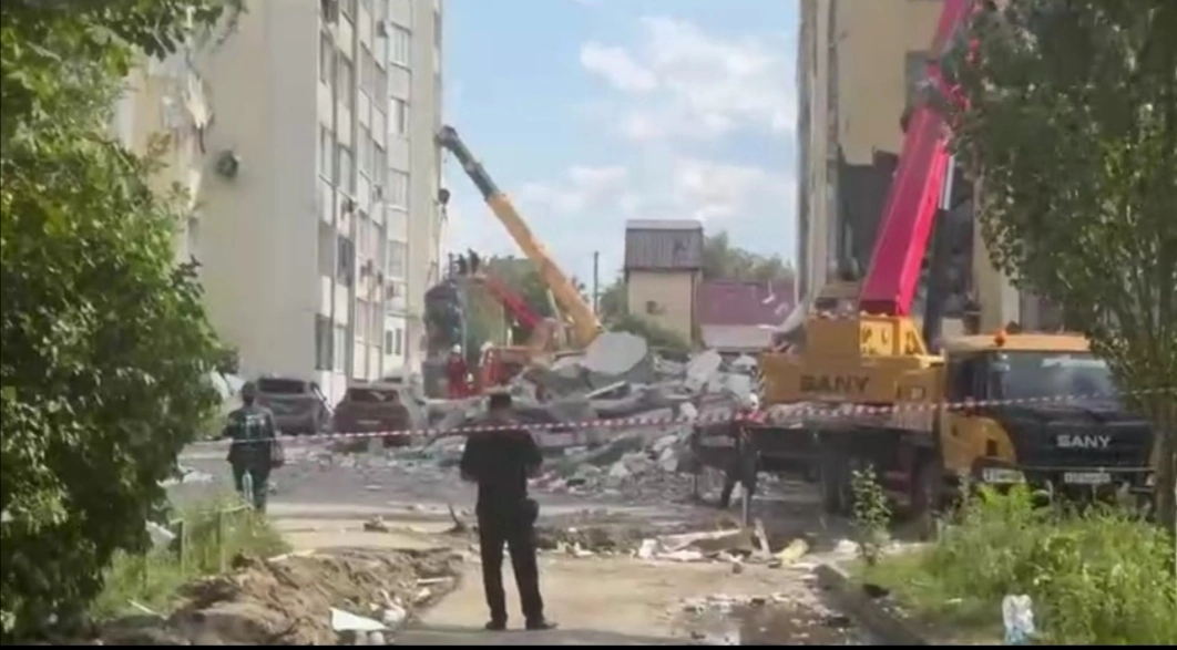 В Саратове на месте обрушившейся многоэтажки спасатели продолжают искать людей