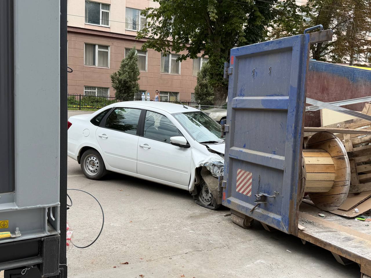 В центре Саратова легковушка влетела в мусорный контейнер