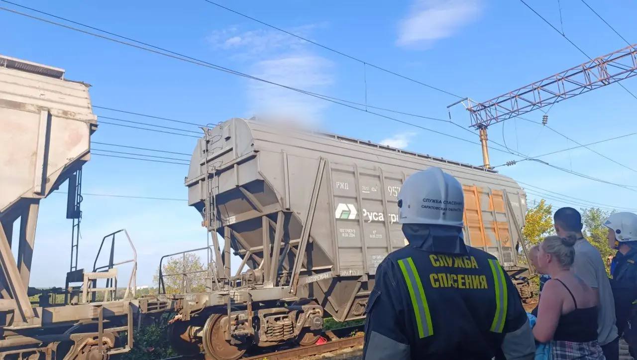 В Саратове две девочки залезли на поезд и получили удар током В Саратове две девочки залезли на поезд и получили удар током