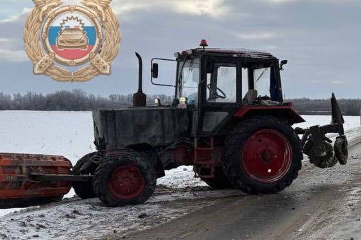 В Балашовском районе "Тойота" угодила под трактор В Балашовском районе "Тойота" угодила под трактор