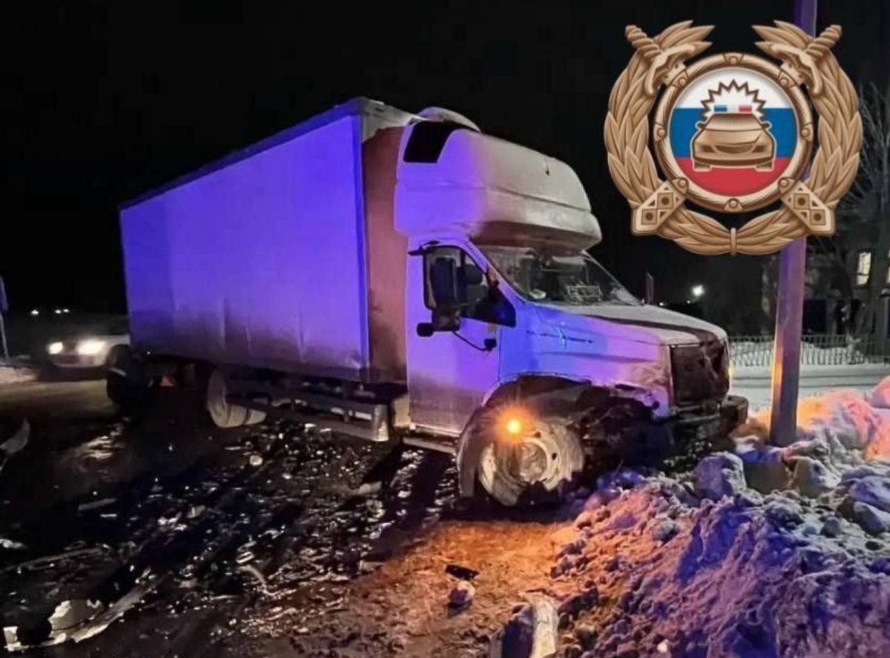 В Пугачеве в ДТП "Лексуса" и грузовика пострадали трое несовершеннолетних