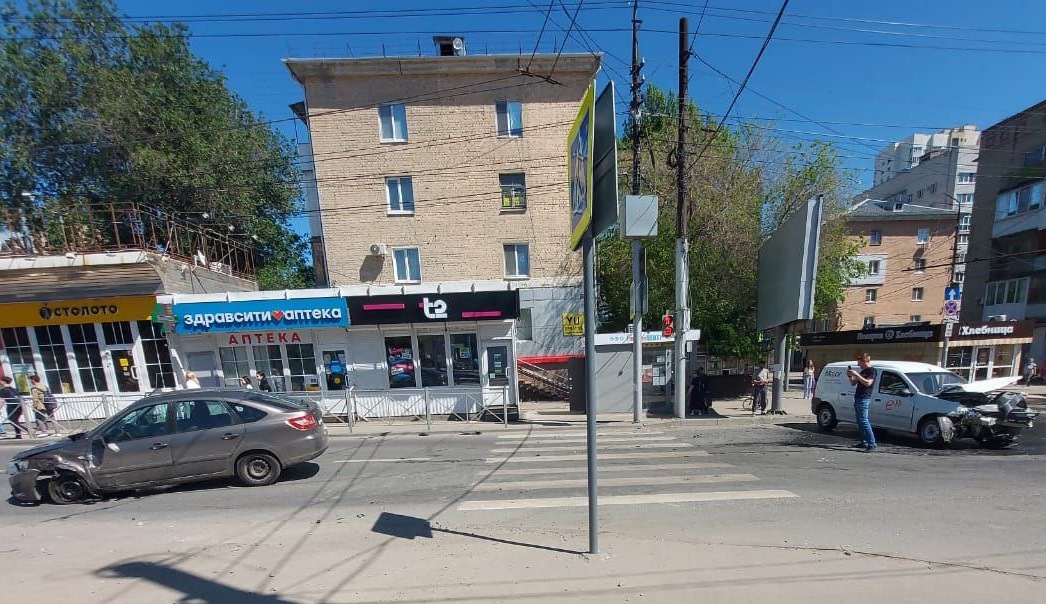 Водитель «Ларгуса» пострадал в ДТП с «Грантой» в Саратове