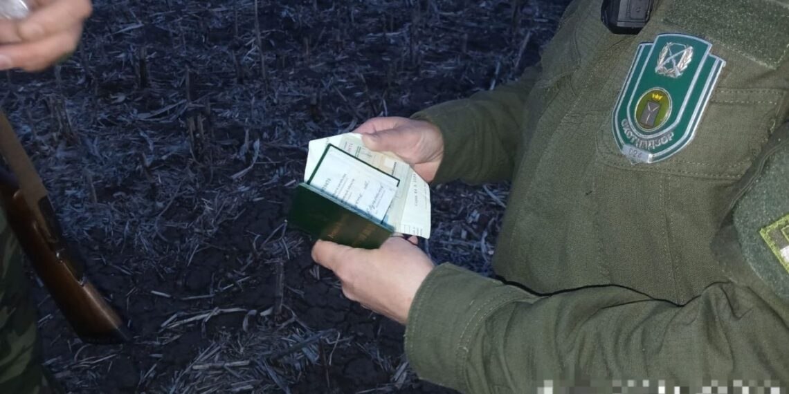 Убегавшие от саратовского охотинспектора браконьеры выбросили из машины ружьё