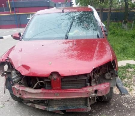 В Энгельсе мужчина угнал иномарку бывшей возлюбленной и разбил об дерево