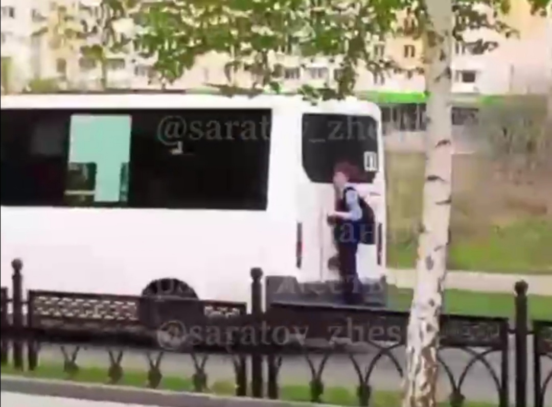 В Саратове малолетний зацепер лихо пересел с маршрутки на троллейбус