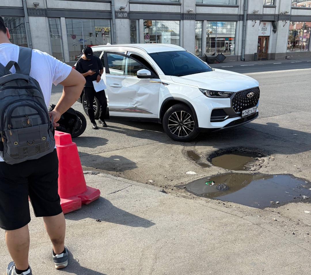 В центре Саратова мужчина на моноколесе врезался в кроссовер В центре Саратова мужчина на моноколесе врезался в кроссовер