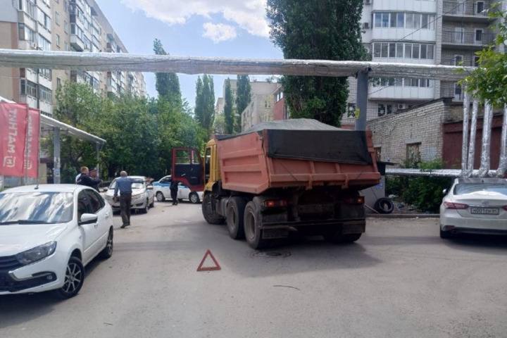 В Саратове женщина попала под КАМаЗ