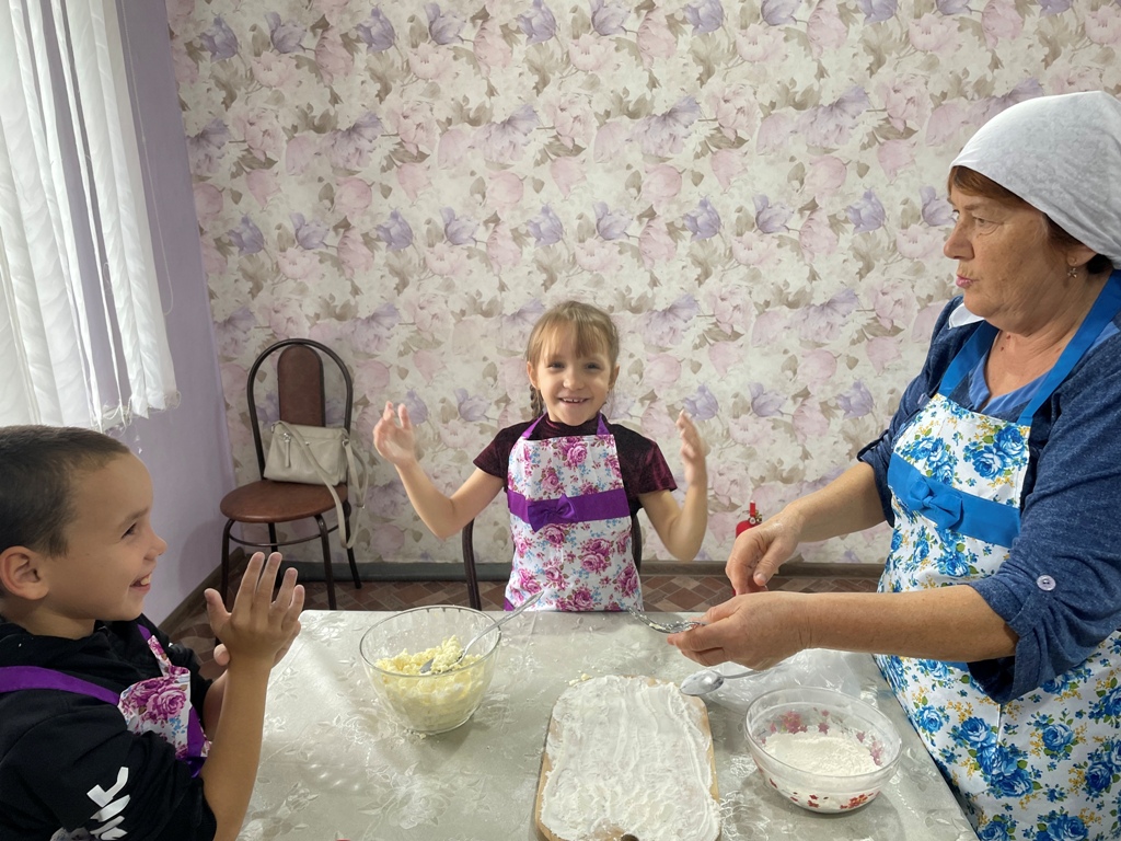 В Духовницком районе «серебряные» волонтеры учат детей кулинарному мастерству