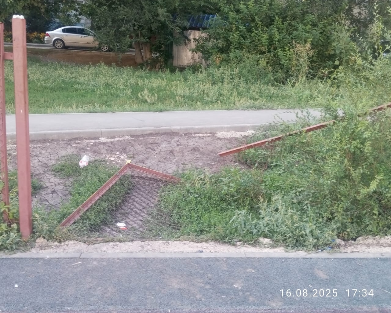 Опасная футбольная площадка в Балакове