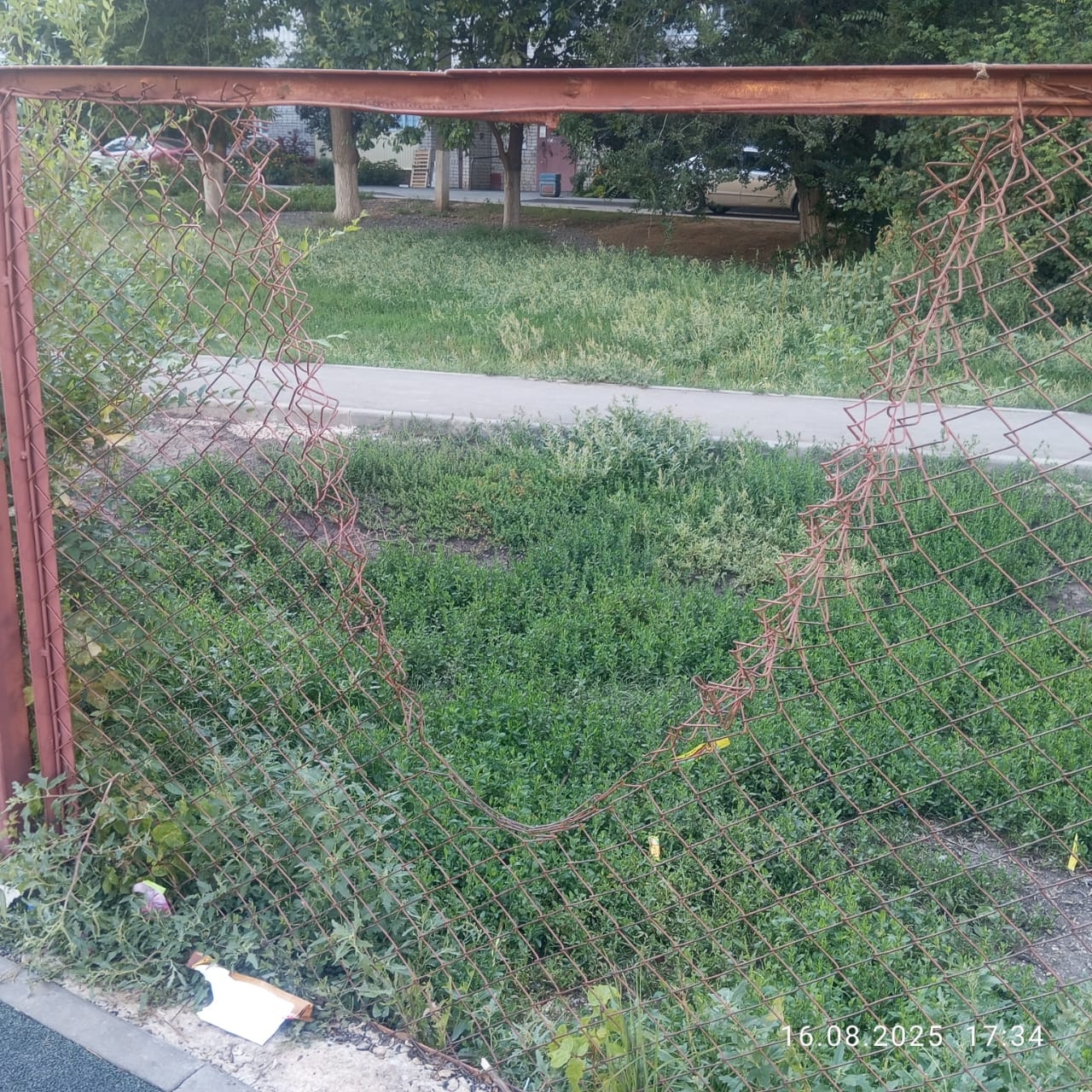 Опасная футбольная площадка в Балакове еще