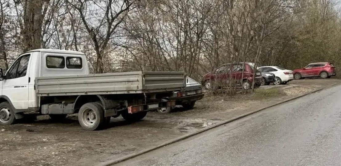 Парковка на зеленых зонах в Саратове