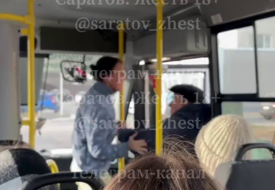В саратовской маршрутке ветеран набросился на девушку-водителя за отказ высадить его на перекрестке