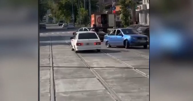 В Саратове на лихача на заниженной «Гранте» завели уголовное дело за опасные маневры на трамвайных путях