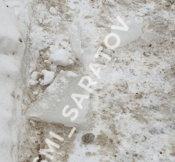 В Саратове на улице Танкистов ледяная глыба упала на прохожую