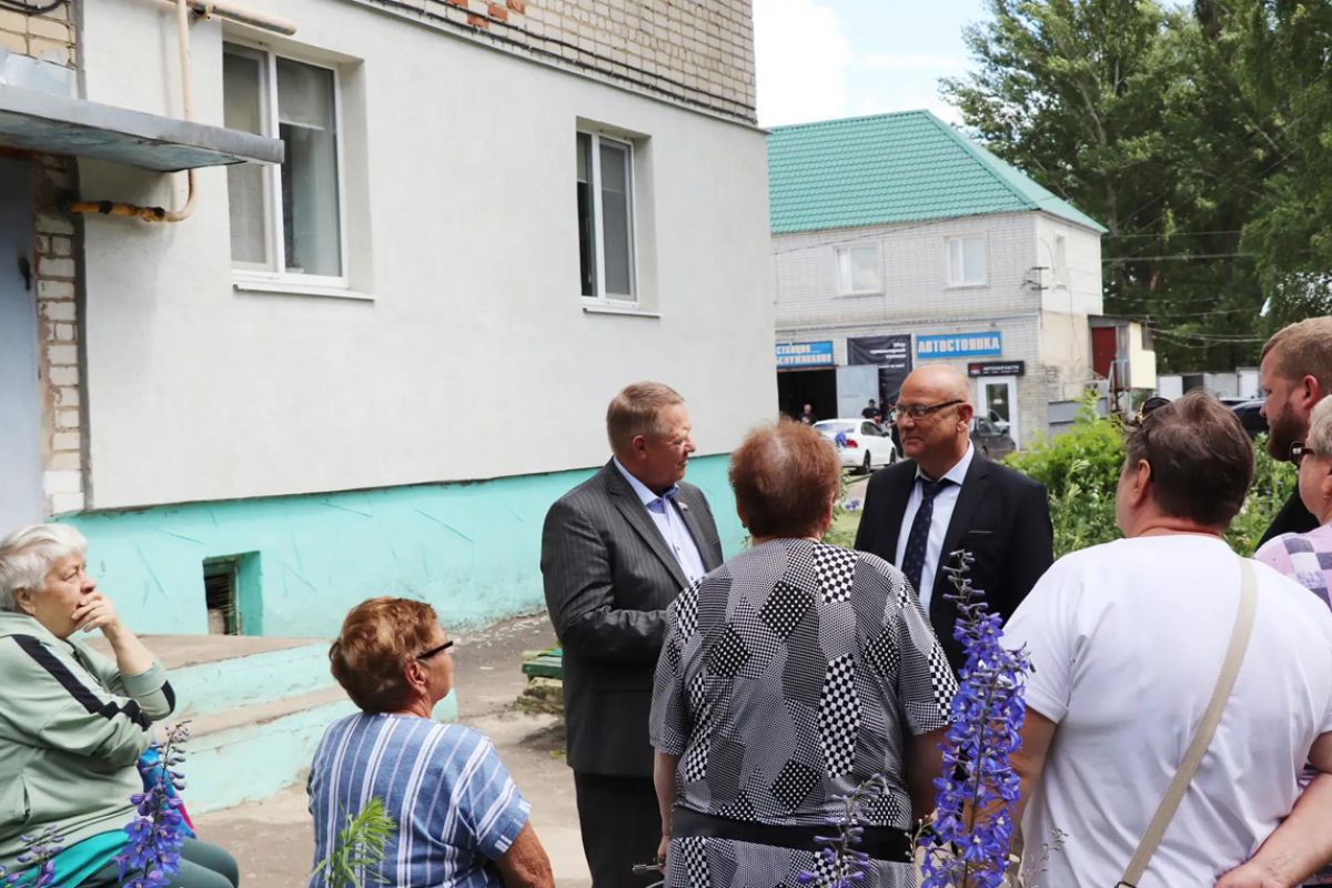 Николай Панков вместе с ртищевцами проверил работу управляющих компаний Николай Панков вместе с ртищевцами проверил работу управляющих компаний