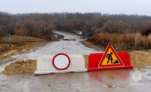 Паводок 2025: в Саратовской области от воды освободились мост и участок дороги