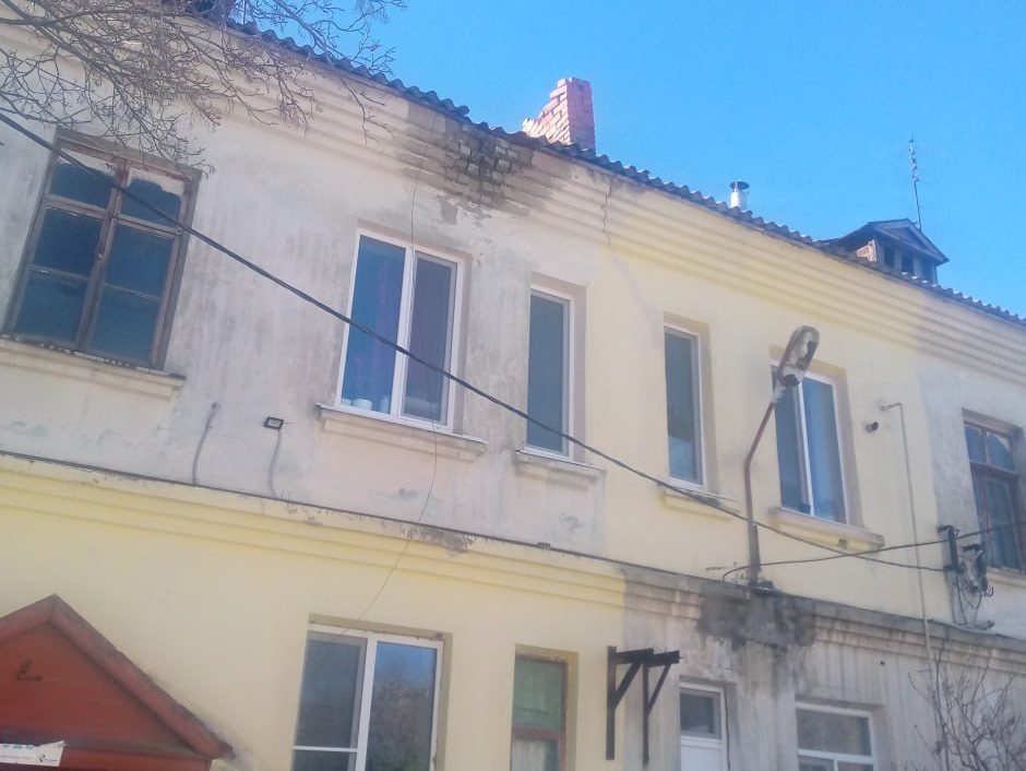 В Саратове с крыши жилого дома рухнула труба
