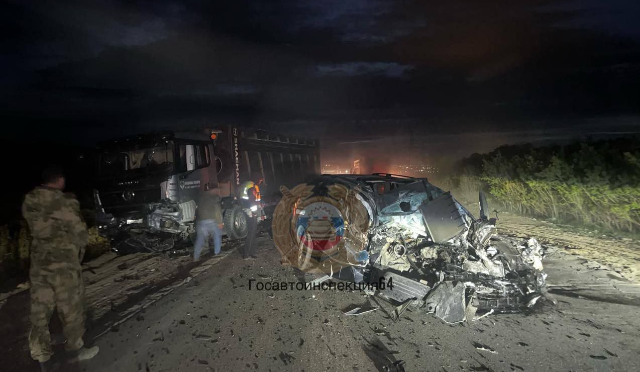 В Саратове погиб человек при столкновении грузовика и BMW