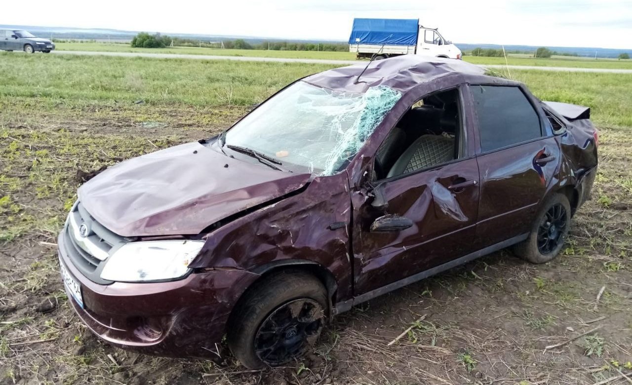 32-летняя водительница «Гранты» пострадала при вылете в кювет в Саратовской области