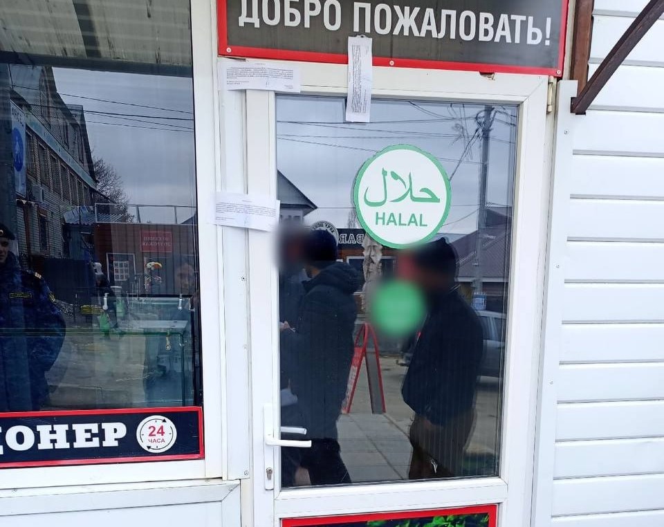 Из-за повара-нелегала в Саратовской области закрыли кафе с шаурмой