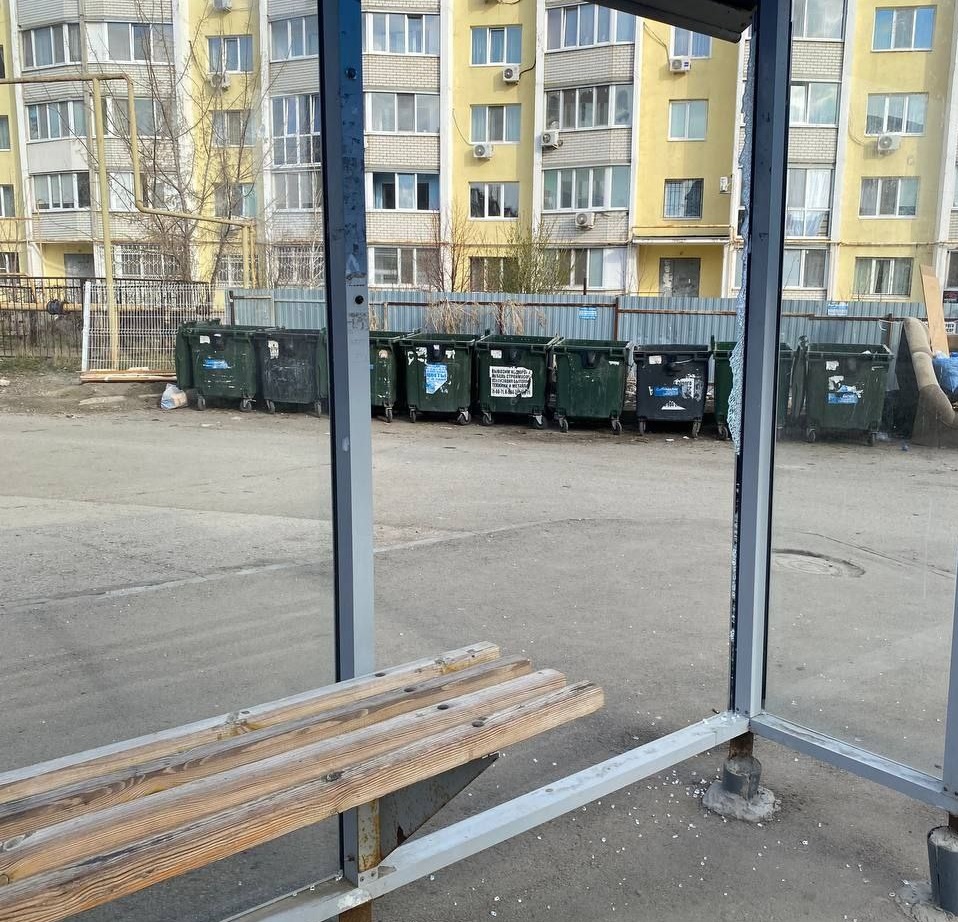 Вандалы разгромили остановку в Юбилейном