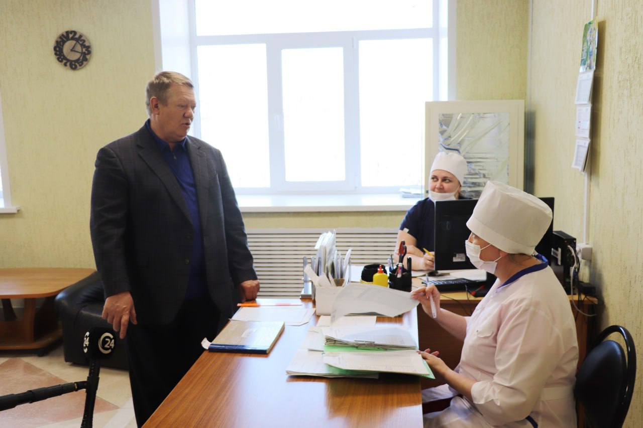 В Дергачевской больнице Николаю Панкову пациенты рассказали о нехватке врачей