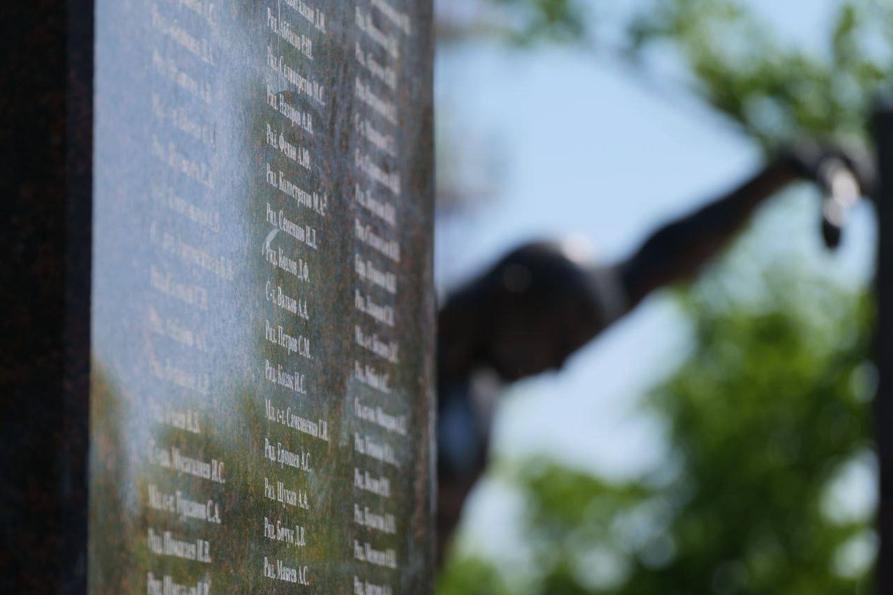 Мемориал с именами погибших бойцов 06 05 2025