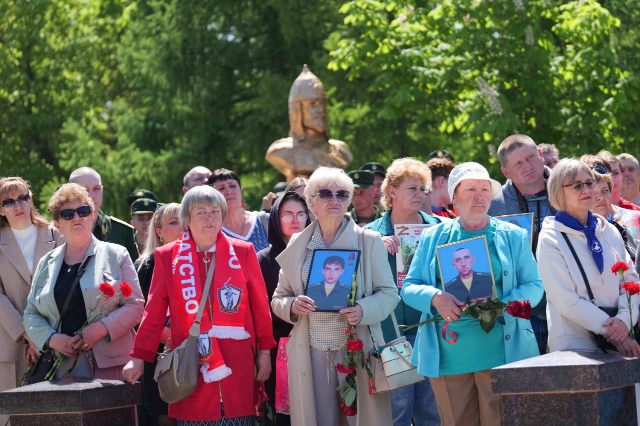 Занесение имен бойцов на мемориал 06 05 2025