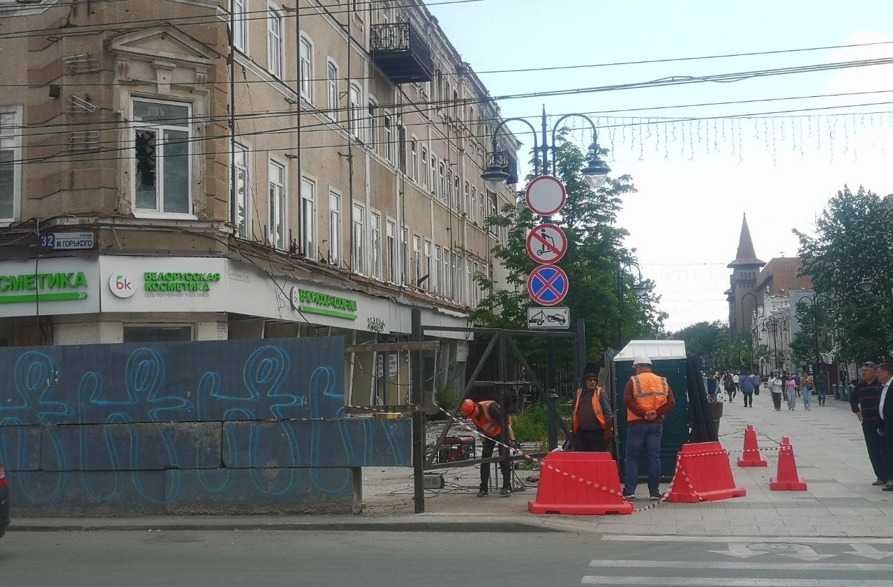В Саратове у бывшей гостиницы «Россия» появились рабочие и демонтировали забор