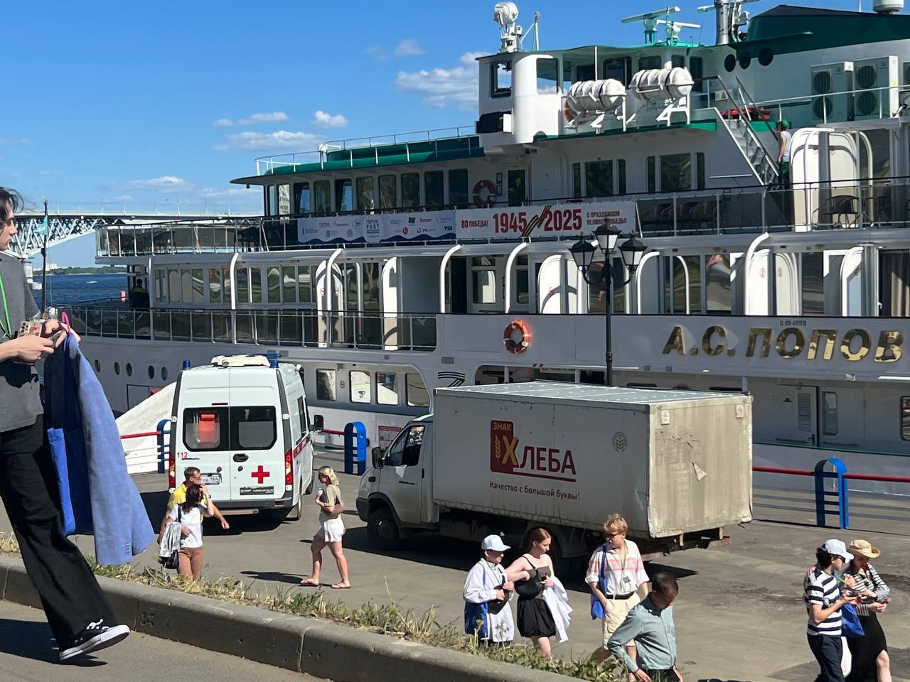 На саратовской набережной скорая помощь не могла припарковаться из-за вставшего на причале грузовика