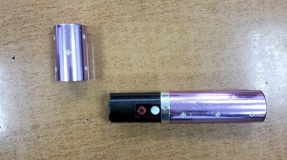 Саратовчанка пыталась проникнуть в суд с помадой-электрошокером