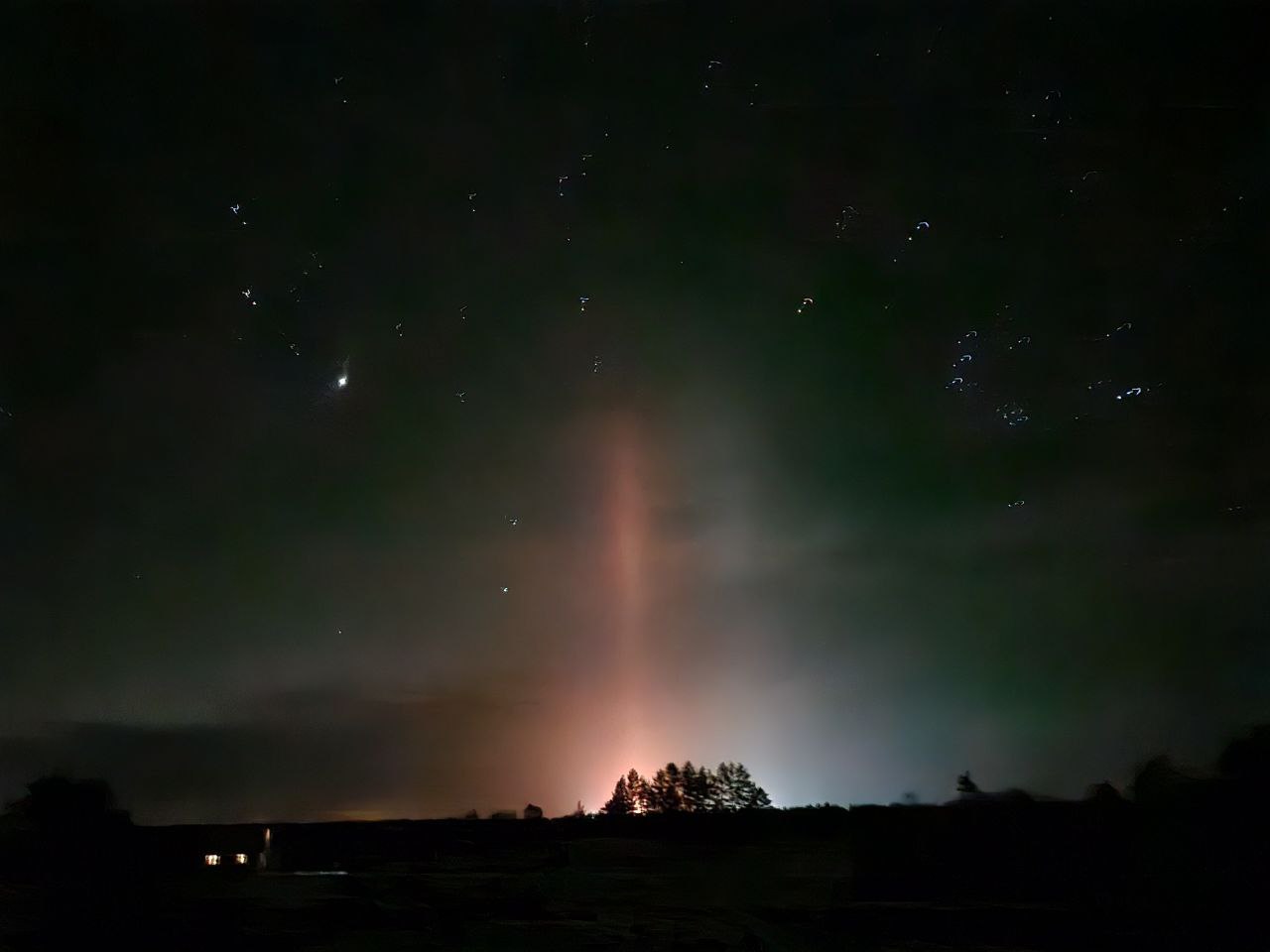 Ночью саратовцы наблюдали за световыми столбами в небе Ночью саратовцы наблюдали за световыми столбами в небе