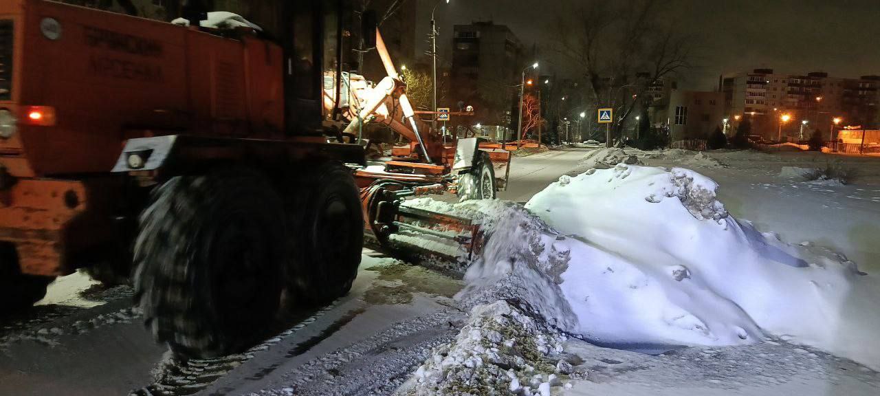Свыше 1,5 тысячи спецмашин расчищают от снега дороги в Саратовской области
