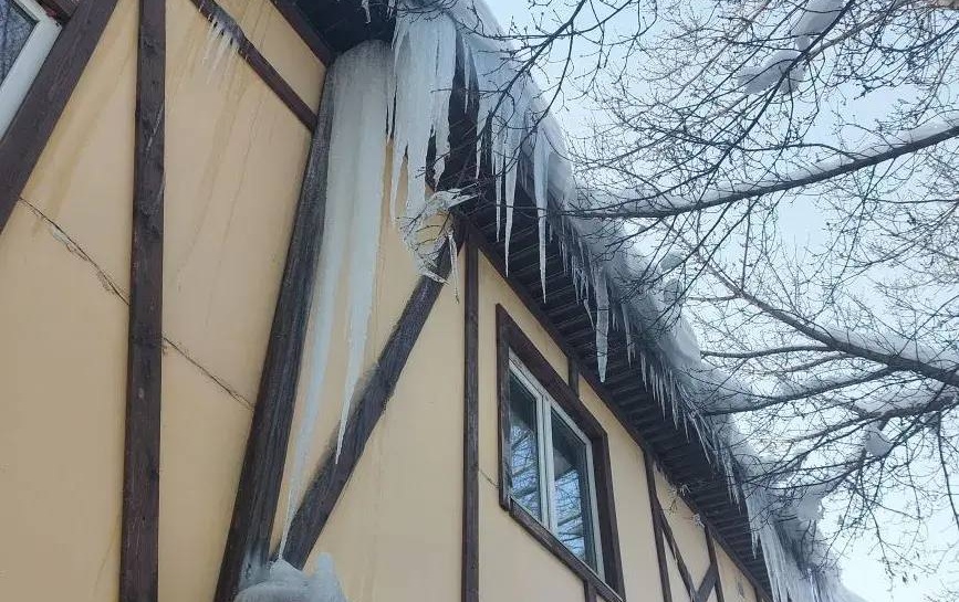 В Саратове возбуждают дела из-за гигантских сосулек на крышах