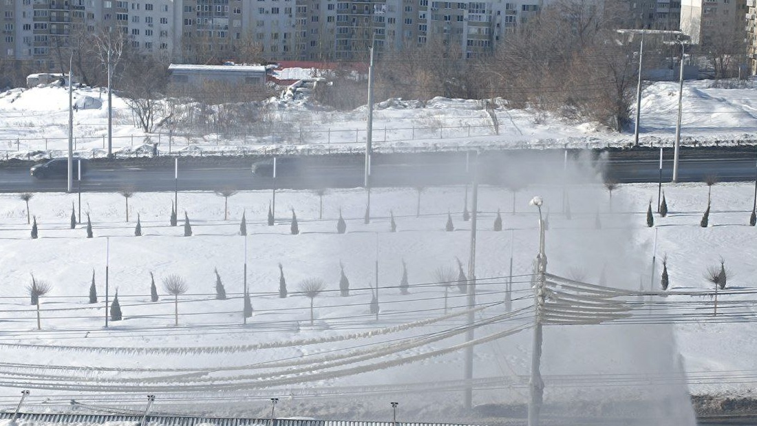 Коммунальный фонтан забил у «Пентагона» в Саратове